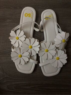 White Daisy Appliqué Women's Slide Sandals
